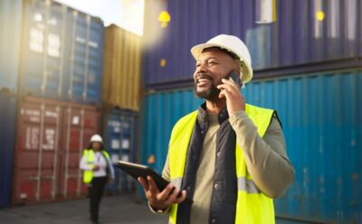 Grâce à nos deux grands entrepôts (sous douane et libre) d’une superficie de 8000 m2 et d’une hauteur sous plafond de 17 m, nous proposons des services d’empotage et de dépotage de conteneurs.